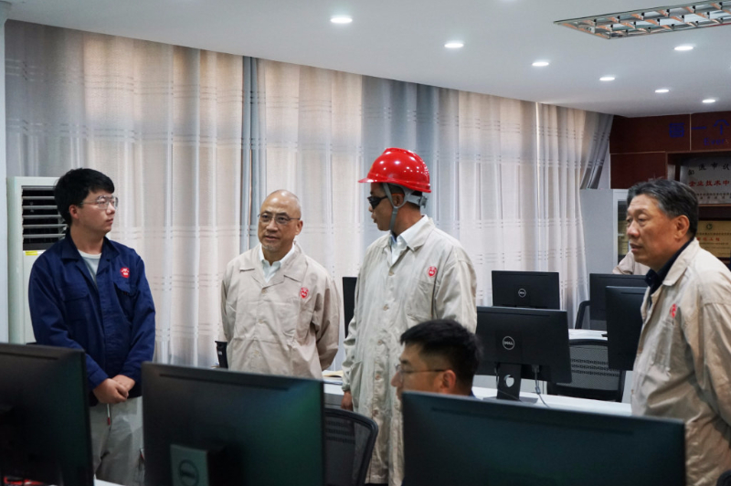 上海醫(yī)藥執(zhí)行董事、總裁左敏一行調(diào)研南通常佑藥業(yè)